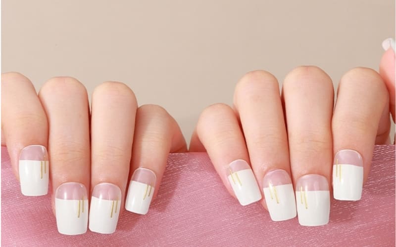 Kiểu nail này mang vẻ đẹp tối giản, thanh lịch.