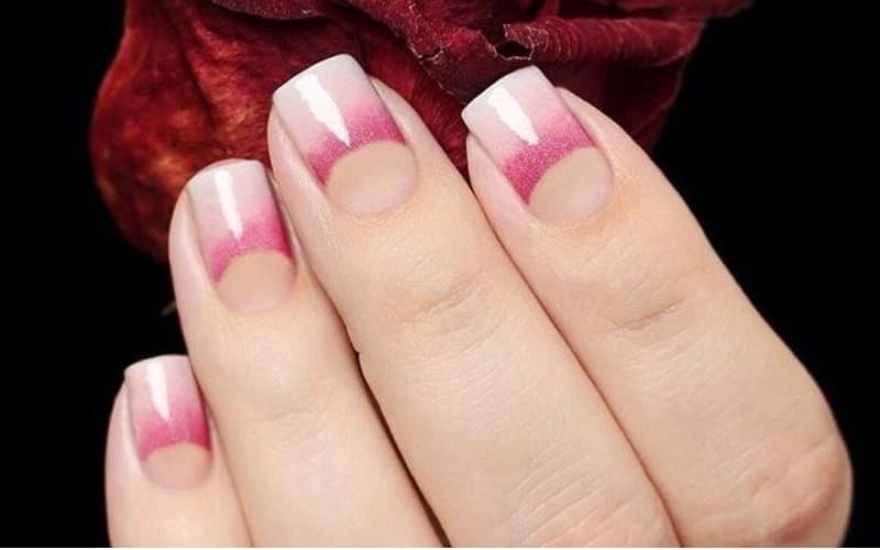 Hiệu ứng ombre tạo chiều sâu mềm mại cho móng.