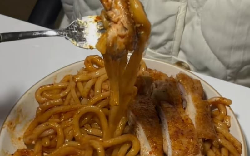 Món ăn ngon hơn khi dùng ngay lúc còn nóng. Món ăn ngon hơn khi dùng ngay lúc còn nóng.