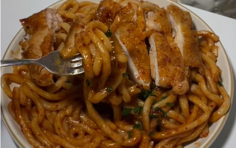 Món mì hoàn chỉnh có màu sắc và hương thơm hấp dẫn. Món mì hoàn chỉnh có màu sắc và hương thơm hấp dẫn.