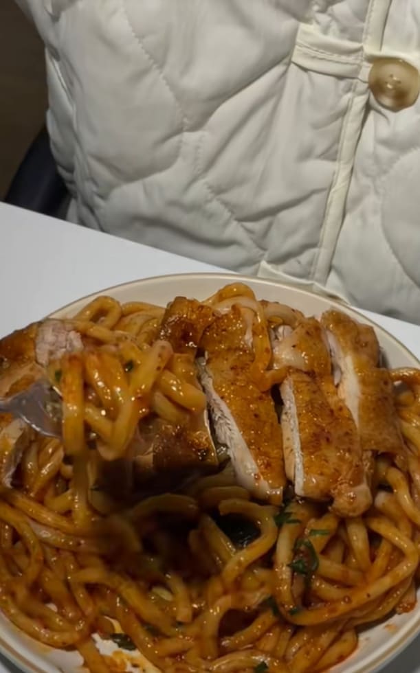 Thử công thức làm mì udon gà cay đậm vị, cay hít hà