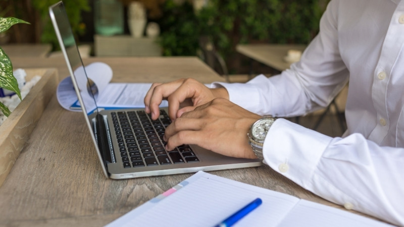 Bạn hoàn toàn không cần biết kỹ thuật để dùng AI