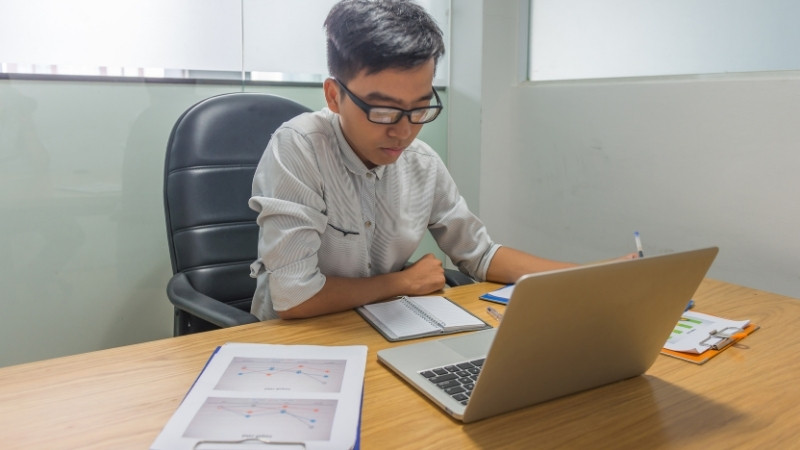 Prompt quá chung chung không thể sử dụng trực tiếp vào thực tế công việc