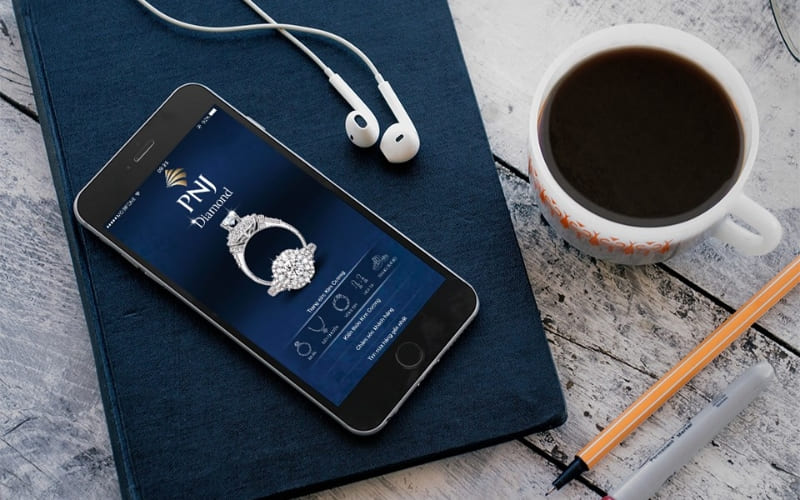 PNJ giúp người dùng theo dõi giá vàng trang sức và đá quý sát thực tế. PNJ giúp người dùng theo dõi giá vàng trang sức và đá quý sát thực tế.