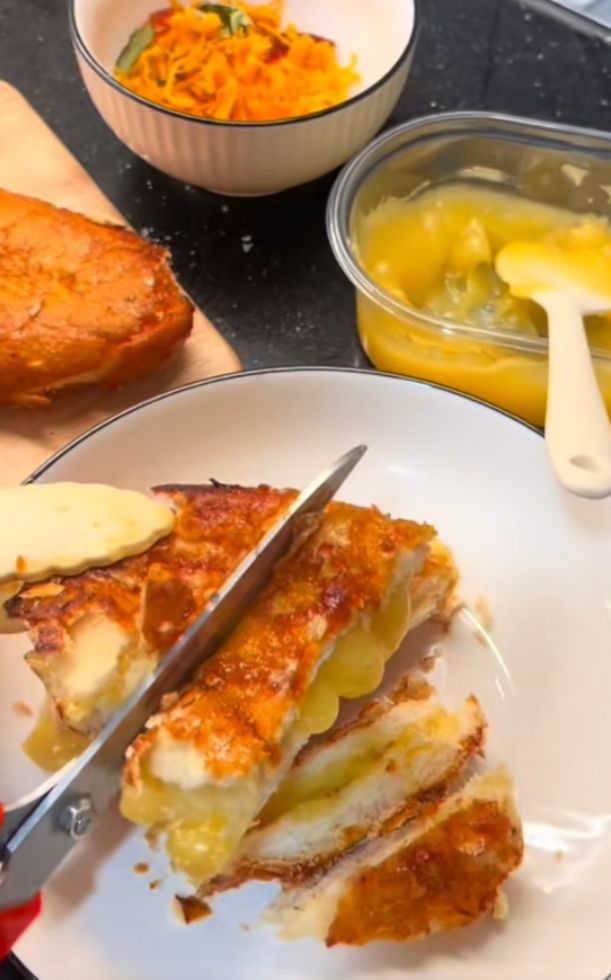 Cách làm bánh mì sốt bơ nướng muối ớt giòn rụm, cay mặn siêu cuốn