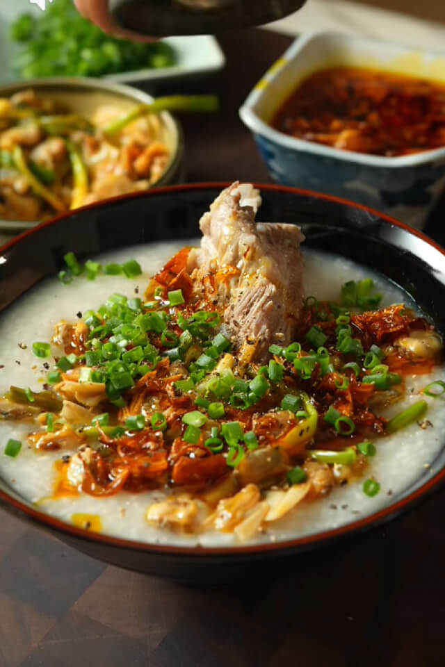 Cách nấu cháo sườn nghêu ngọt nước, bổ dưỡng ấm bụng ngày mưa