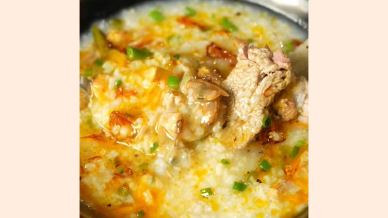 Thưởng thức cháo sườn nghêu ấm nóng