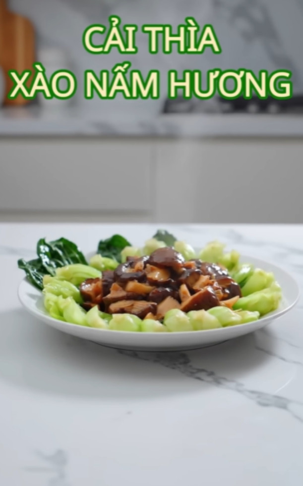Cải thìa xào nấm đông cô giòn ngọt, đẹp mắt