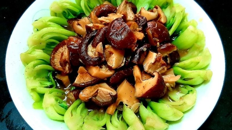 Thưởng thức cải thìa xào nấm