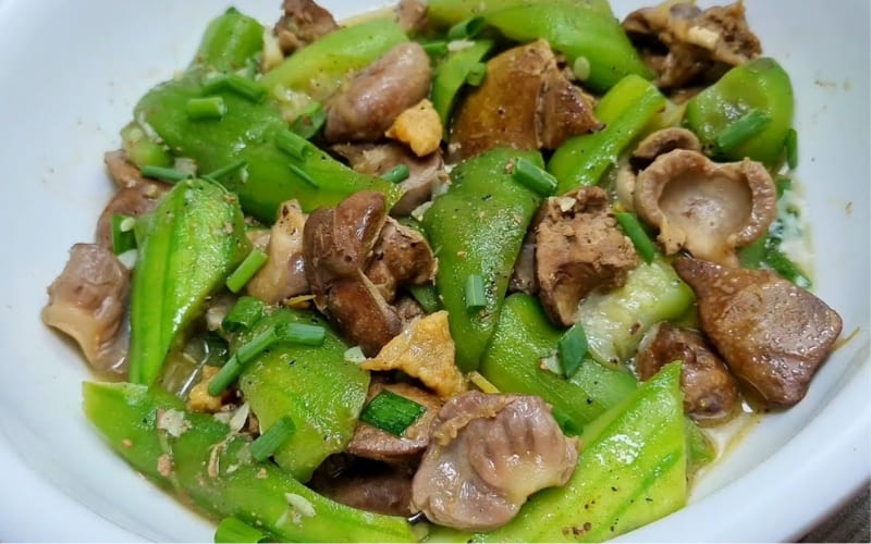 Người dùng thưởng thức món ăn khi còn nóng ngon 