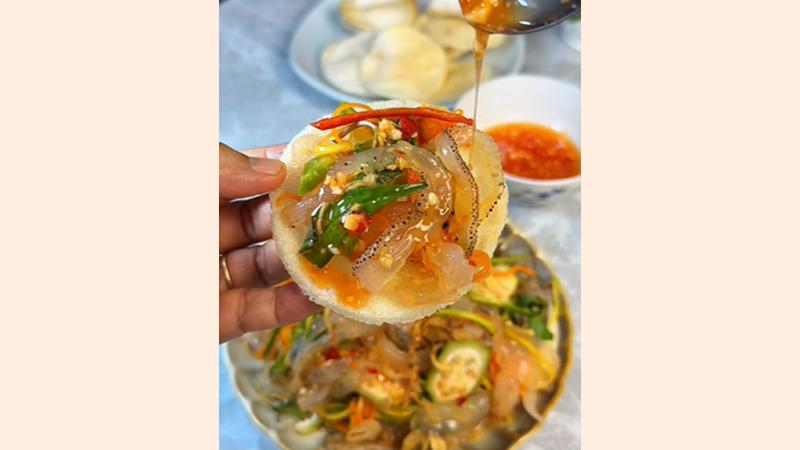 Thưởng thức gỏi sứa