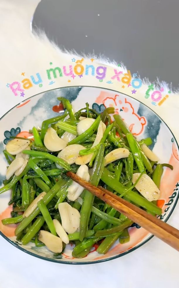 2 cách làm rau muống xào tỏi xanh mướt, giòn ngon