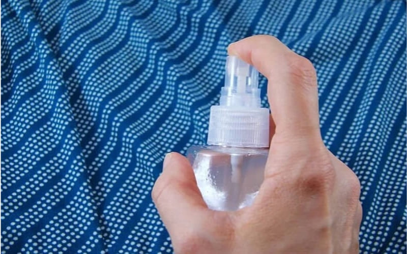 Pha tinh dầu sả chanh xịt phòng giúp muỗi tránh xa.