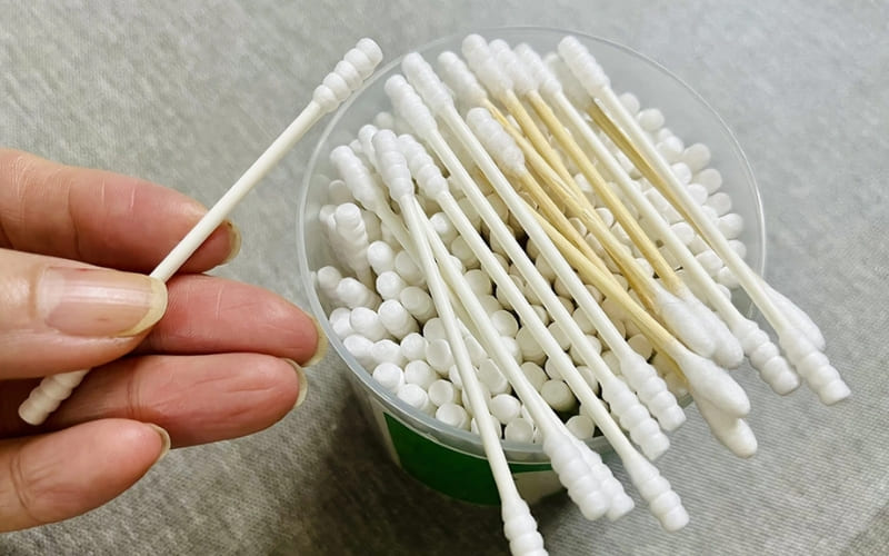 Tẩm tinh dầu vào bông gòn giúp đuổi muỗi tự nhiên.