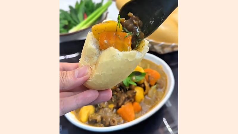 Thưởng thức bò kho ấm nóng