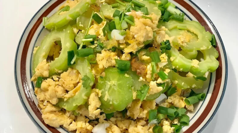 Thưởng thức khổ qua xào trứng