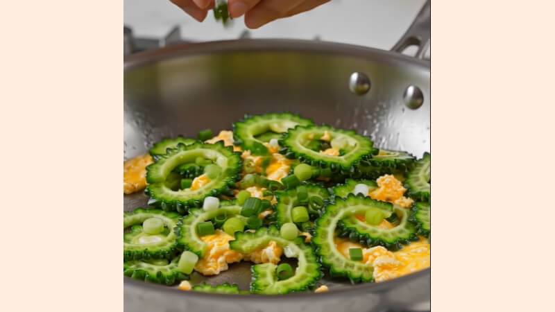 Thành phẩm món khổ qua xào trứng