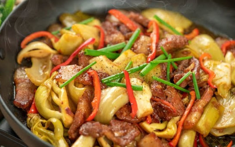 Thịt heo xào cải chua
