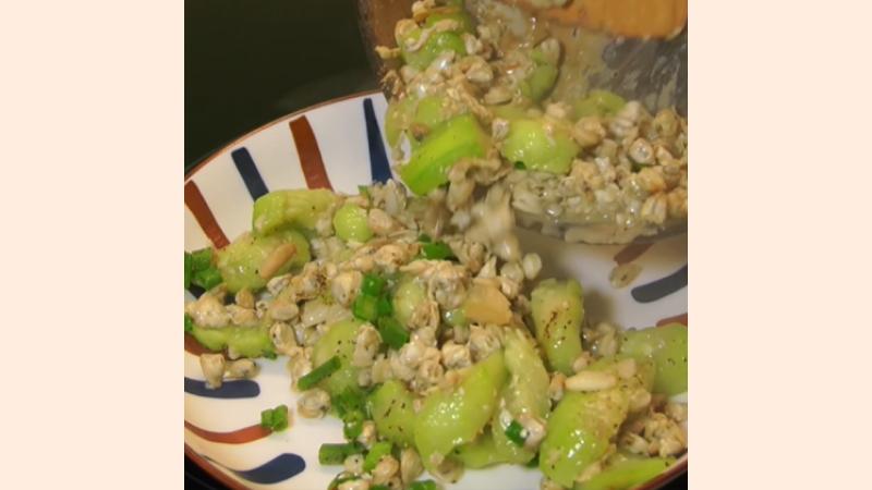 Thưởng thức hến xào mướp