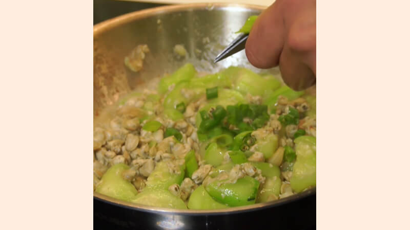 Thành phẩm món hến xào mướp