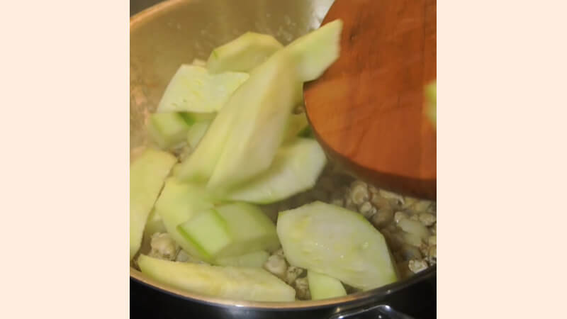 Xào mướp cùng hến