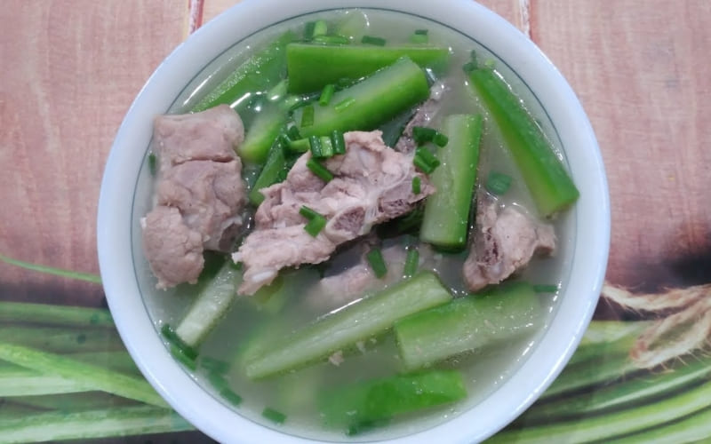 Món canh hoàn thiện có vị ngọt thanh, hấp dẫn.