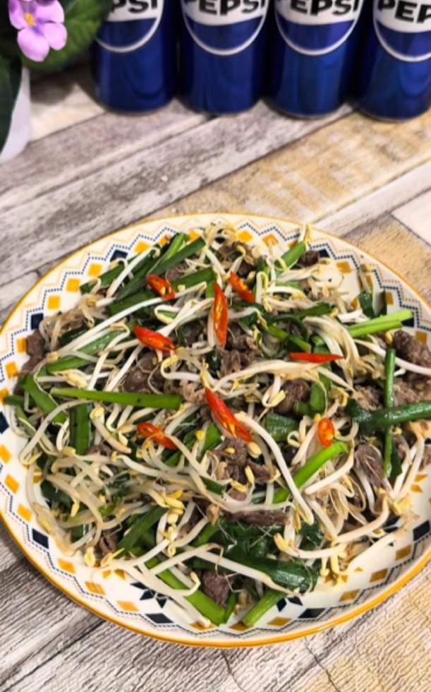 2 cách làm bò xào giá hẹ - Thịt bò mềm tan, giá hẹ giòn ngọt