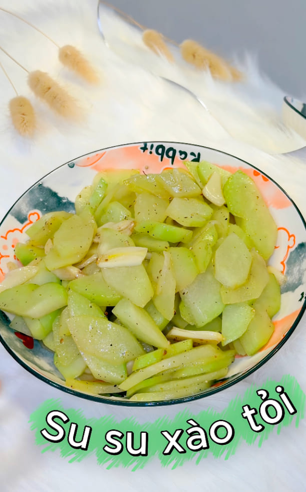 2 cách làm su su xào tỏi giòn sần sật, xanh mướt mắt cực dễ làm