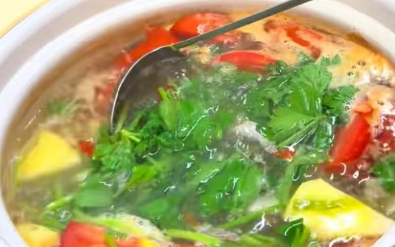 Món canh nên thưởng thức khi còn nóng để ngon.