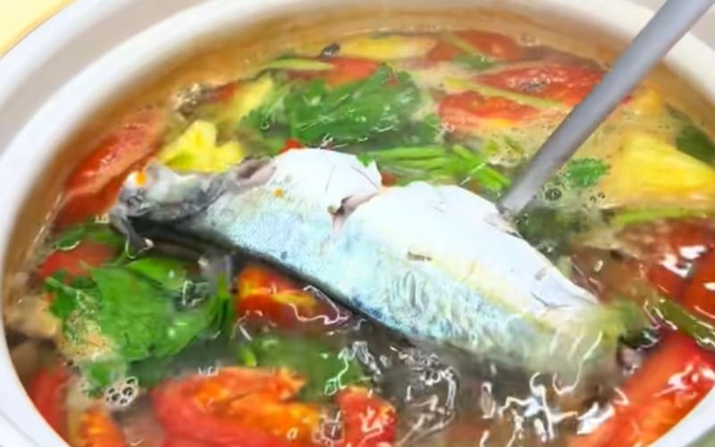 Món canh hoàn thành có màu sắc và hương thơm.