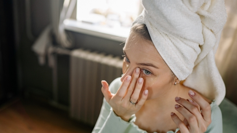 Sử dụng treatment nhẹ và chống nắng kỹ để ngừa thâm sau lấy mụn Sử dụng treatment nhẹ và chống nắng kỹ để ngừa thâm sau lấy mụn
