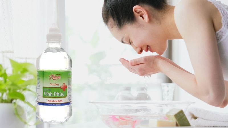 Sử dụng nước muối sinh lý làm sạch và xịt khoáng làm dịu da, ngăn ngừa vi khuẩn Sử dụng nước muối sinh lý làm sạch và xịt khoáng làm dịu da, ngăn ngừa vi khuẩn