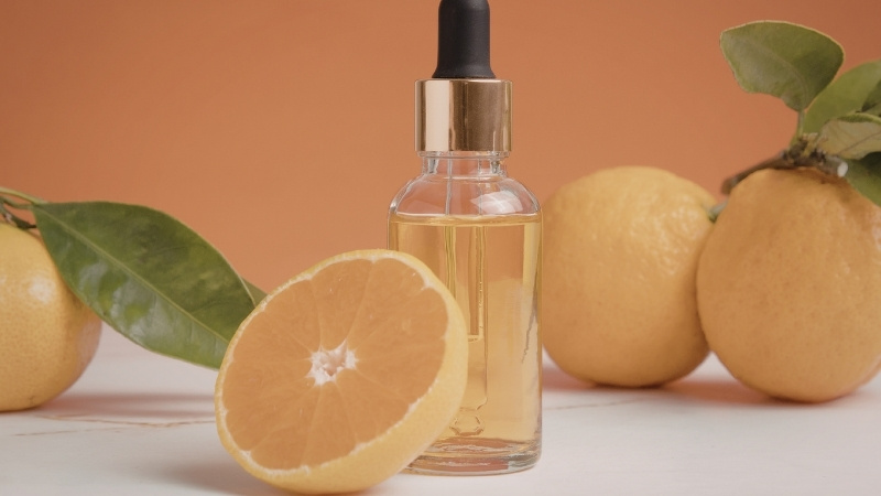 Dùng serum vitamin C, Niacinamide và chống nắng kỹ để ngừa thâm, sáng da hiệu quả Dùng serum vitamin C, Niacinamide và chống nắng kỹ để ngừa thâm, sáng da hiệu quả
