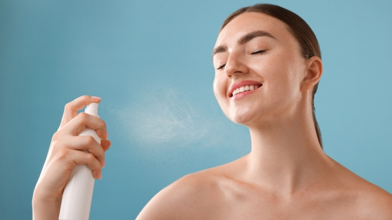 Dùng nước muối sinh lý và xịt khoáng dịu da giúp kháng khuẩn, giảm sưng. Dùng nước muối sinh lý và xịt khoáng dịu da giúp kháng khuẩn, giảm sưng.