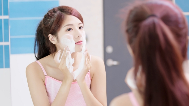Sử dụng sữa rửa mặt pH 5.5 giúp làm sạch nhẹ nhàng và không gây xót vết mụn Sử dụng sữa rửa mặt pH 5.5 giúp làm sạch nhẹ nhàng và không gây xót vết mụn