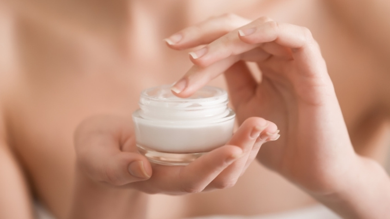 Sử dụng serum B5, HA và kem dưỡng mỏng nhẹ để phục hồi hàng rào bảo vệ, cấp ẩm sâu Sử dụng serum B5, HA và kem dưỡng mỏng nhẹ để phục hồi hàng rào bảo vệ, cấp ẩm sâu
