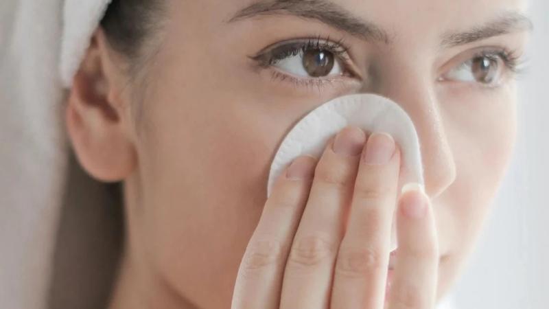 Bôi vitamin E lên mặt để qua đêm được không?