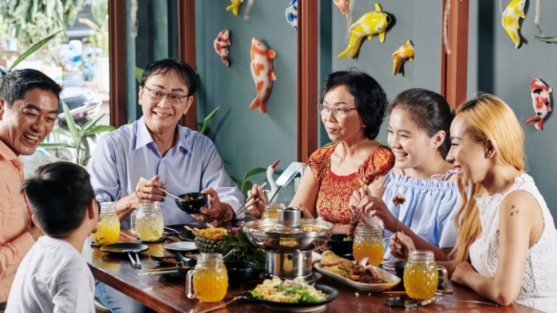 Bạn nên đi du lịch, tặng sách cho người thân hoặc tổ chức tiệc gia đình ấm cúng Bạn nên đi du lịch, tặng sách cho người thân hoặc tổ chức tiệc gia đình ấm cúng