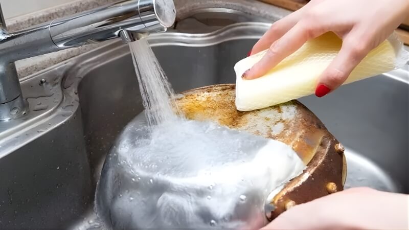 Dùng nước rửa chén + nước nóng Dùng nước rửa chén + nước nóng