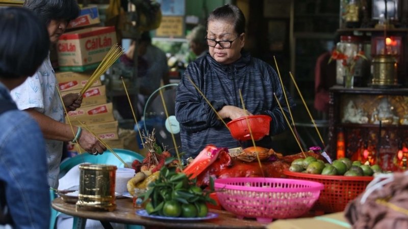 Lau dọn ban thờ, bày lễ vật, thắp hương, đọc văn khấn và hóa vàng sau khi tàn hương