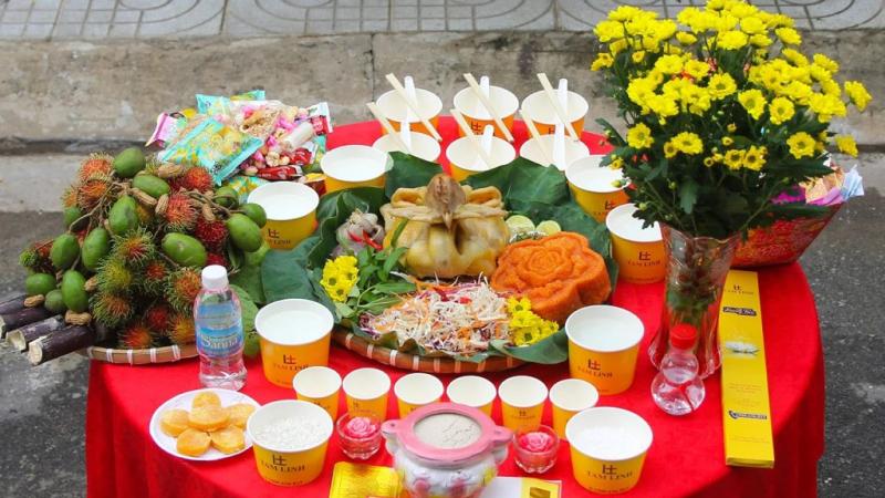 Gồm có hương hoa, nước sạch, ngũ quả, bánh kẹo và mâm cỗ chay hoặc mặn tùy tâm
