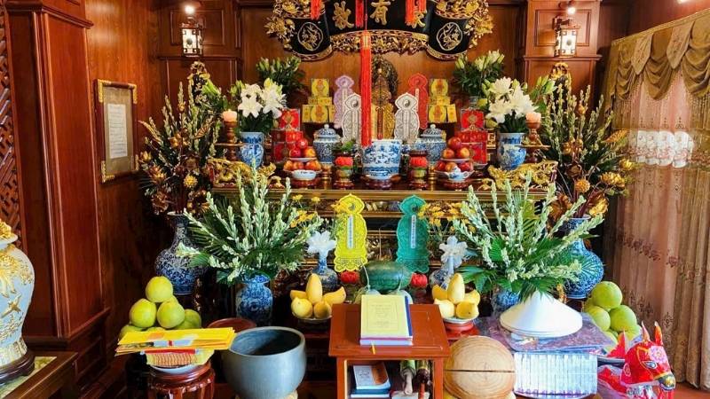 Sắp xếp theo quy tắc "ông bình Tây quả, bát hương ở giữa và bày lễ vật cân đối