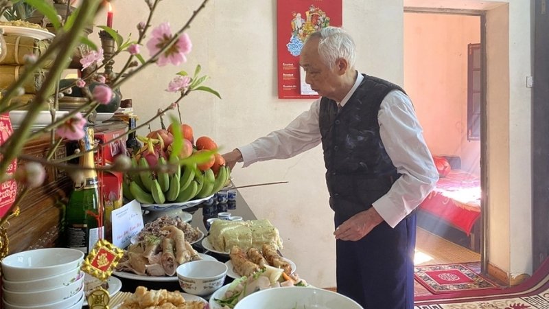 Gia chủ cần ăn mặc chỉnh tề, thành tâm khấn vái rõ ràng và giữ không gian trang nghiêm