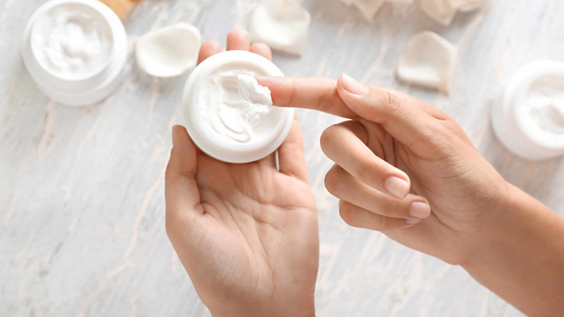 Da mặt bị khô nên dùng gì?
