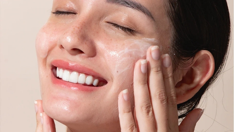 Bạn không nên tẩy tế bào chết khi da đang kích ứng