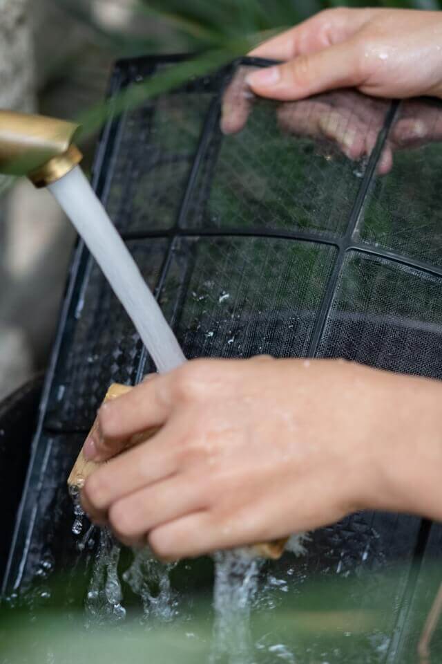 Cách tự vệ sinh lưới lọc máy lạnh tại nhà đơn giản và hiệu quả