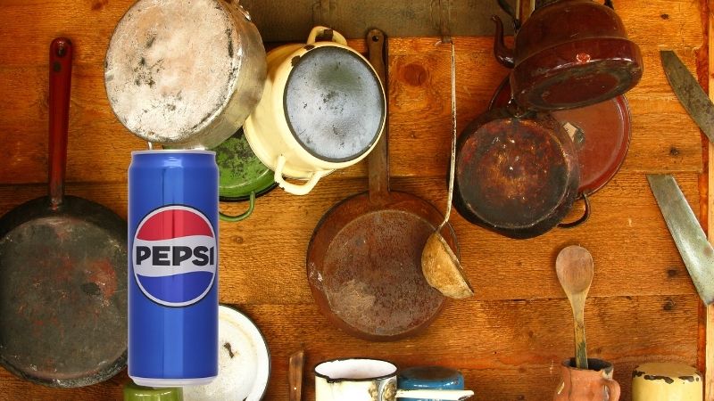 Pepsi chứa axit phosphoric giúp hòa tan oxit sắt, đánh bay gỉ sét hiệu quả