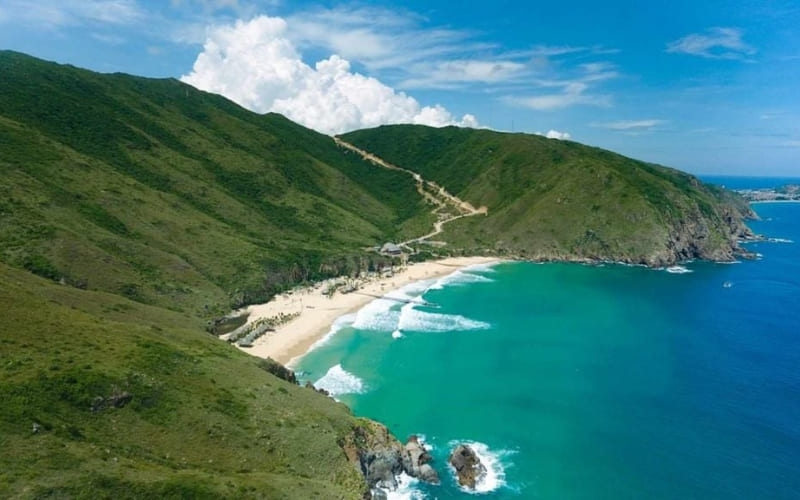 Tùy sở thích, biển thư giãn, núi non trải nghiệm thiên nhiên.