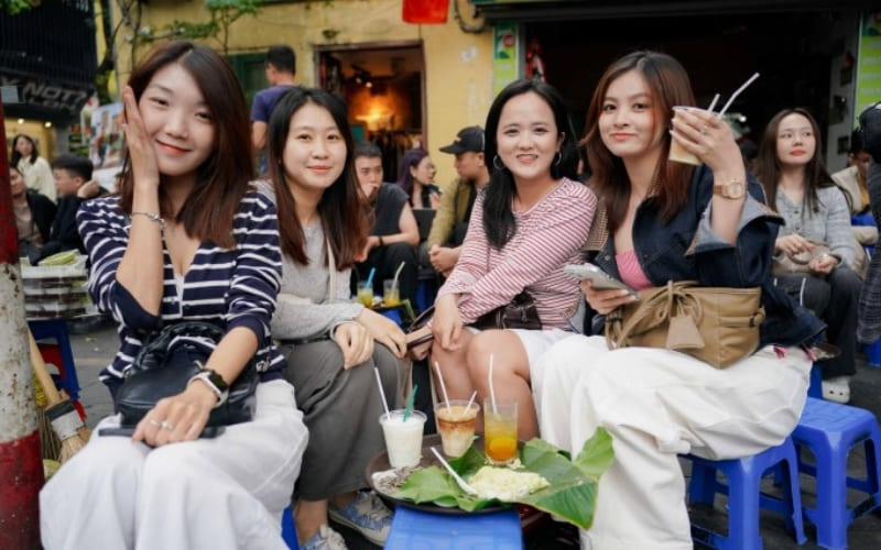 Ăn đặc sản địa phương, vé tham quan và các trải nghiệm thú vị.