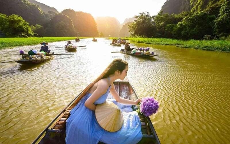 Khám phá sông núi Tràng An, Tam Cốc và chùa Bái Đính.